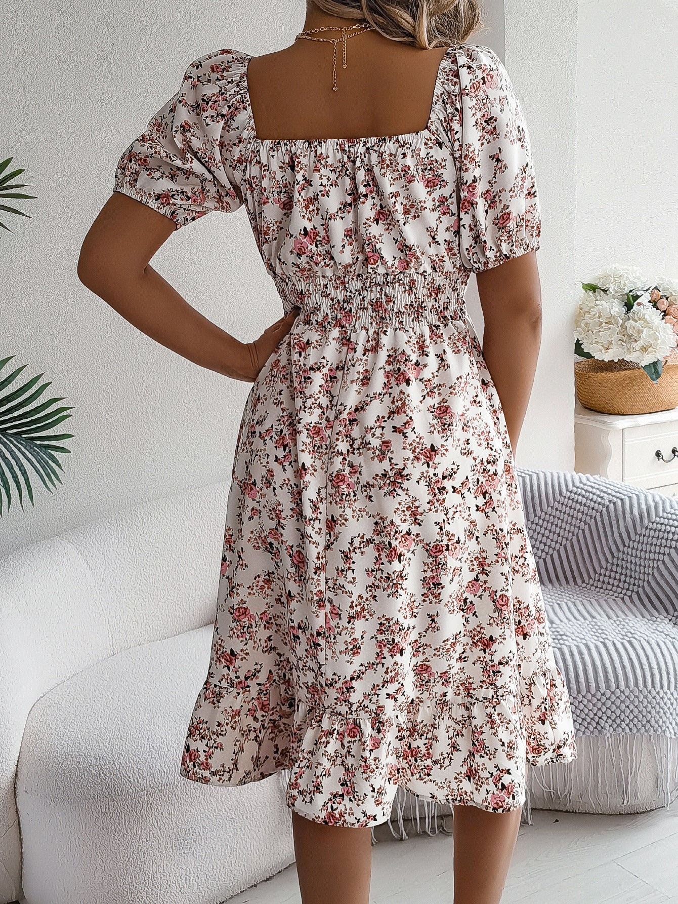 The perfect companion for sunny days: floral dresses